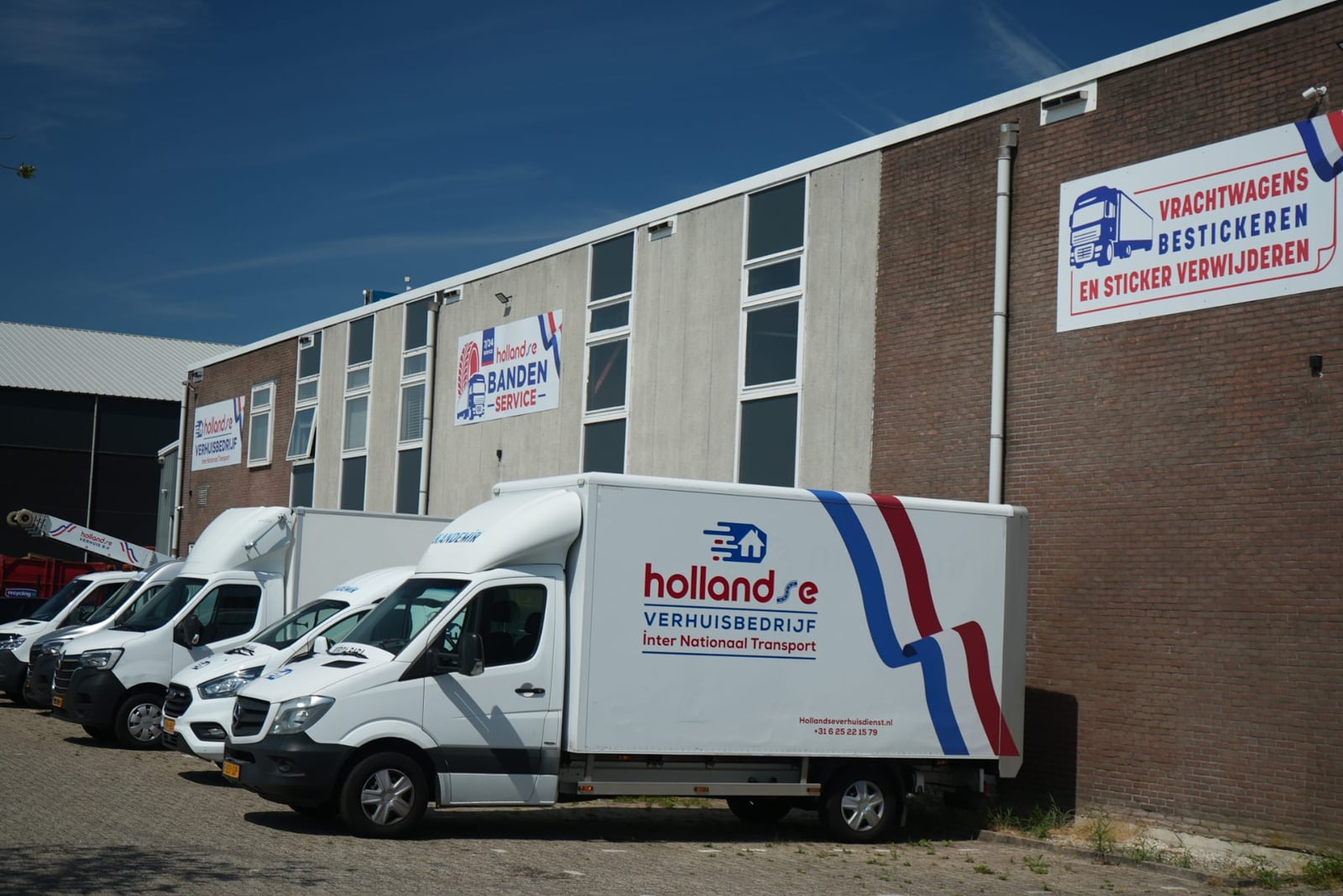 A Hollandse Verhuisdienst moving truck