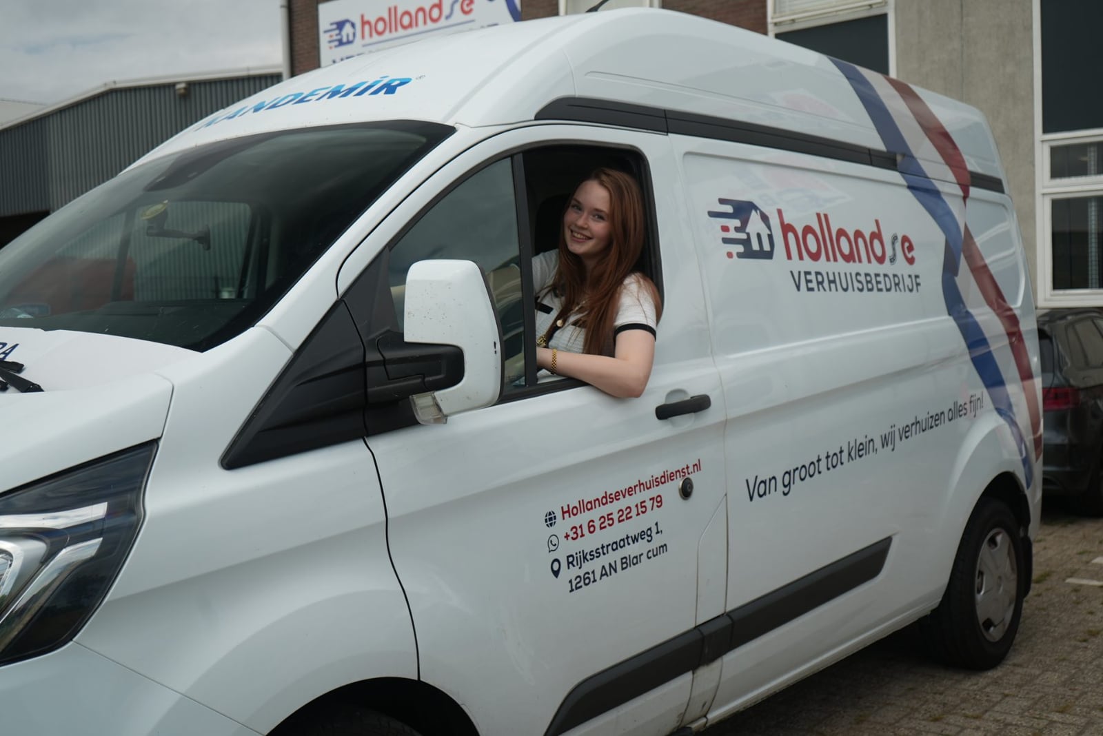 A Hollandse Verhuisdienst mover beside the moving van