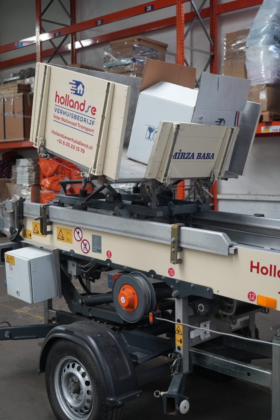A moving lift in the Hollandse Verhuisdienst warehouse